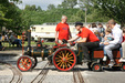Vapeur fait place à vapeur lorsque la locomotive routière traverse les chemins de fer